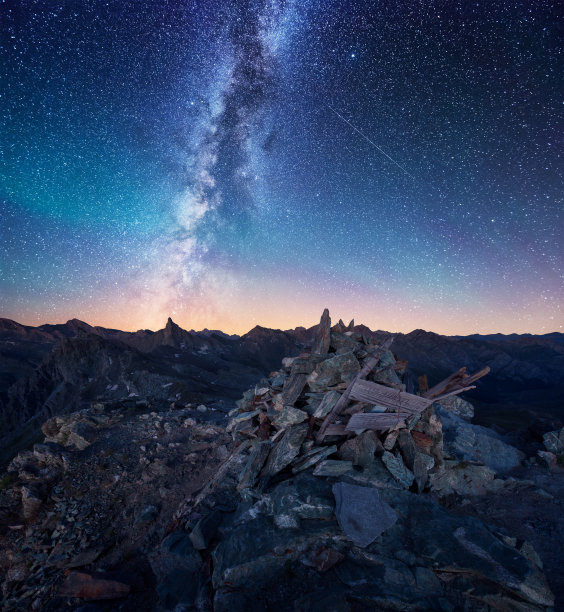 法国阿尔卑斯山的银河图片下载