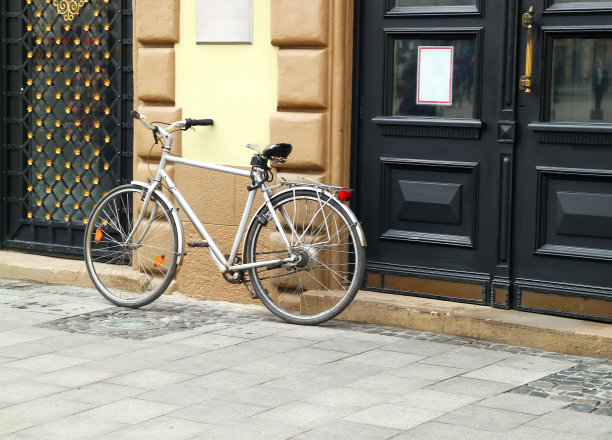 欧洲大厦附近的旧自行车图片下载