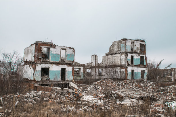 废弃军镇中的破旧多层建筑图片下载