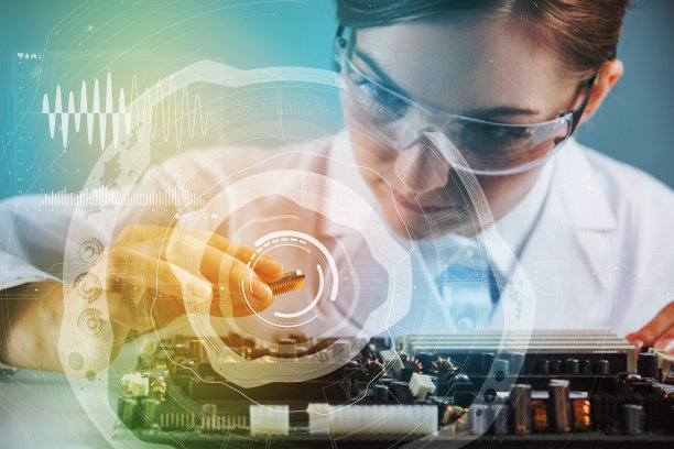 电子科技的概念。拿着电脑芯片的年轻女工程师。素材图片