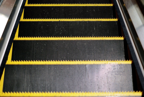 有向下视野的室内自动扶梯图片下载