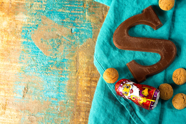 传统的荷兰圣诞老人在12月为孩子们庆祝礼物，圣诞老人巧克力信和辣饼干素材图片