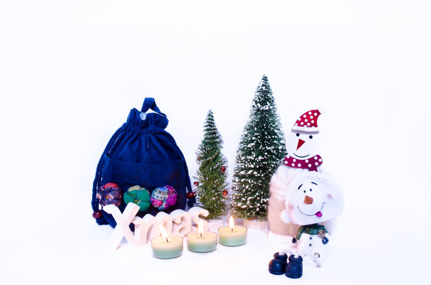 三支蜡烛，两棵圣诞树和一个礼物袋图片下载