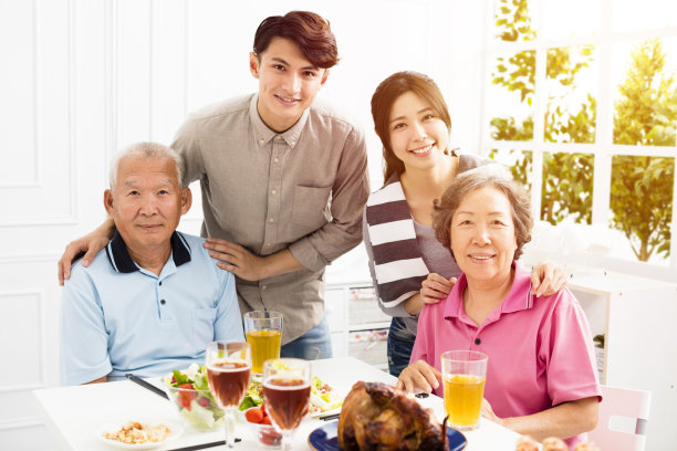 幸福的家庭聚餐素材图片