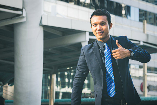 商人竖起大拇指图片下载