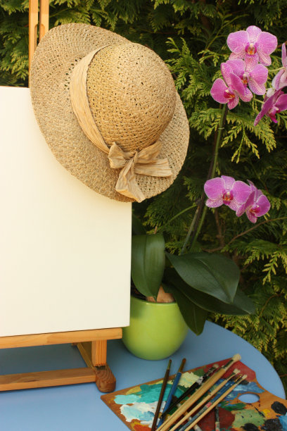 艺术家的工作室画架草帽兰花图片下载