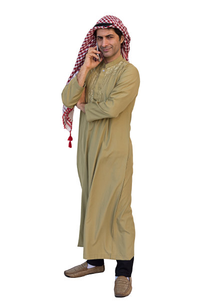 在手机上发信息的阿拉伯商人，带裁剪路径的隔离背景图片下载