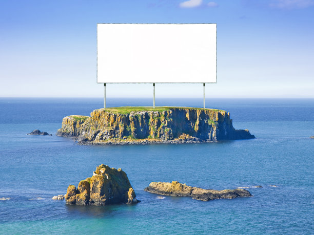 空白广告公告牌在一个小岛的岩石中间的海洋-概念图像与复制空间图片下载