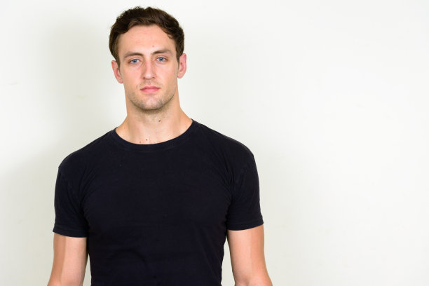 年轻英俊的卷发男子穿着黑色衬衫，背景是白色图片下载