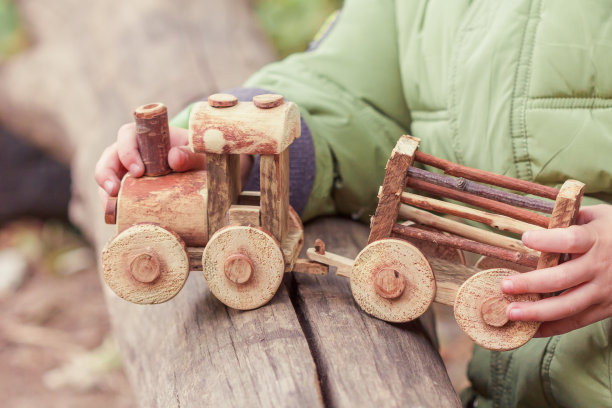 小孩子在公园里玩玩具火车图片下载