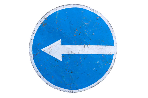 在白色路面上划了一个蓝色路标“左转”。图片下载