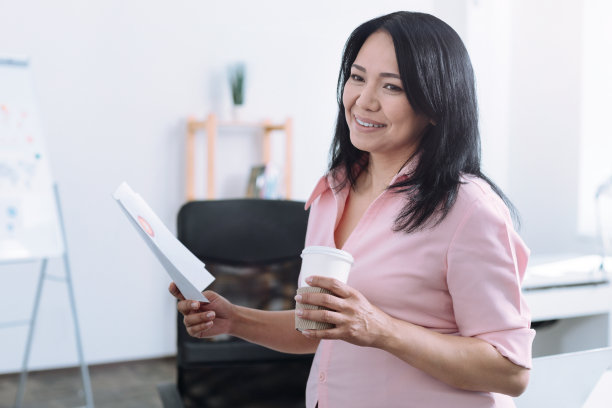 画像中欣喜的女性正在喝茶图片下载