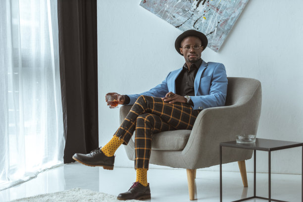 雪茄和酒精的男人图片下载