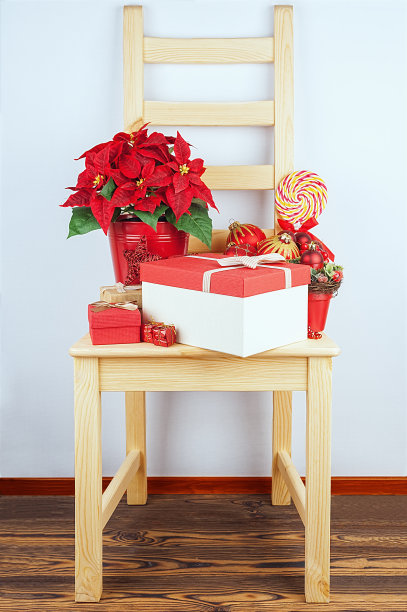 有圣诞装饰的木椅图片下载