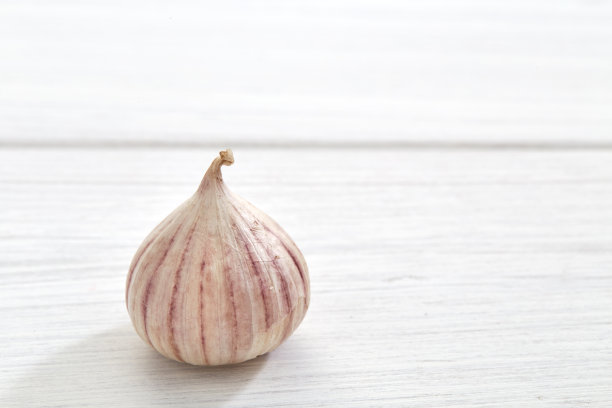 新鲜健康的大蒜放在白色的桌子上图片下载