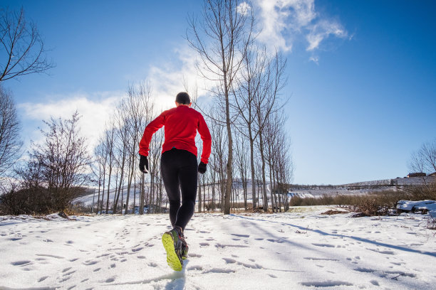 在冬天的一天，人们在雪地上奔跑图片下载