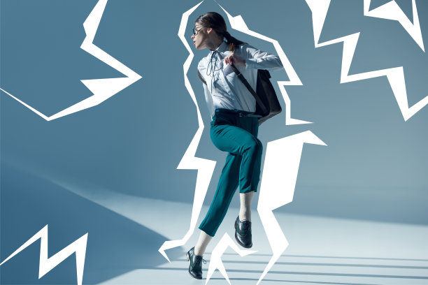 穿着白衬衫的时髦女人图片下载