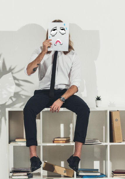 商人拿着一张滑稽的脸图片下载