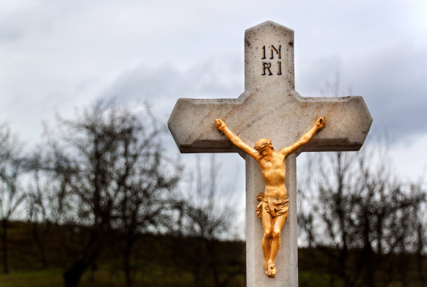 耶稣基督的雕像。耶稣在十字架上。象征着信仰、希望和爱。复活节庆祝活动。图片下载