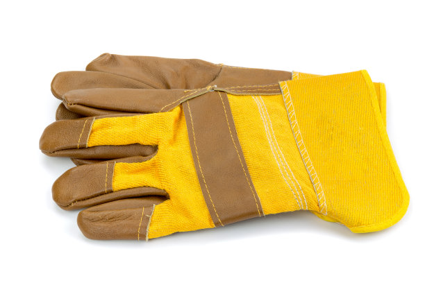 黄色皮革和棉花保护手套裁剪在白色的背景。图片下载