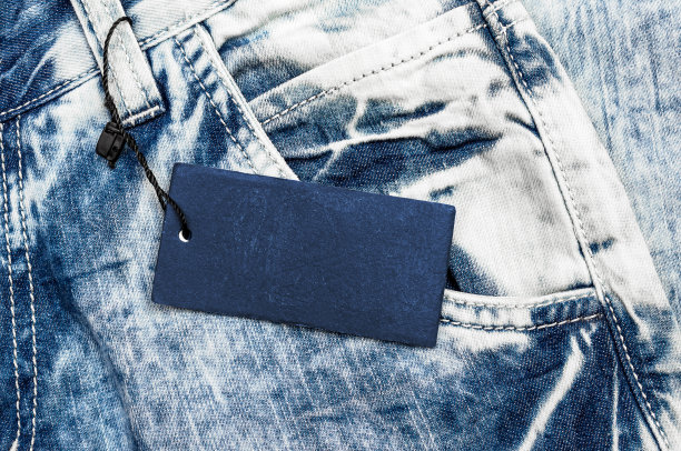 浅蓝色牛仔裤上的蓝色纸标签。图片下载