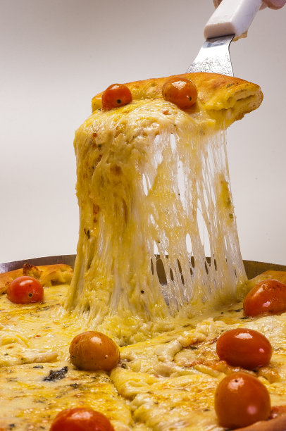 一片热披萨配上融化的马苏里拉奶酪图片下载