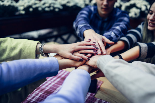 一群手在中间庆祝的人图片下载