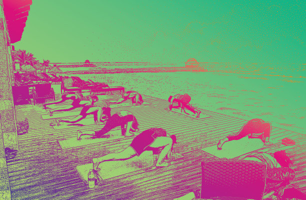 发现墨西哥。在玛雅里维埃拉旅游胜地，妇女们在海滩上享受瑜伽课图片下载