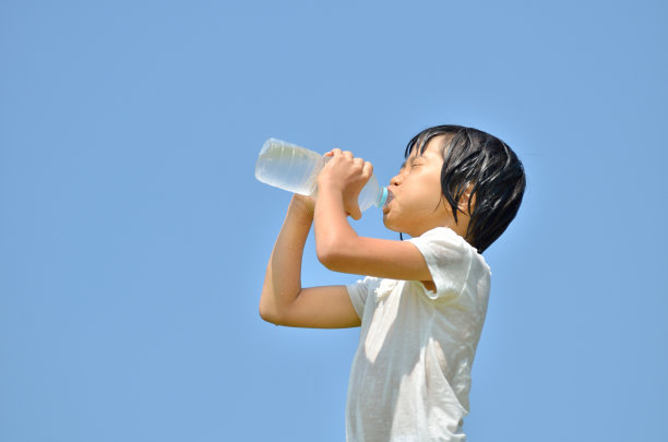 女孩的饮用水图片下载