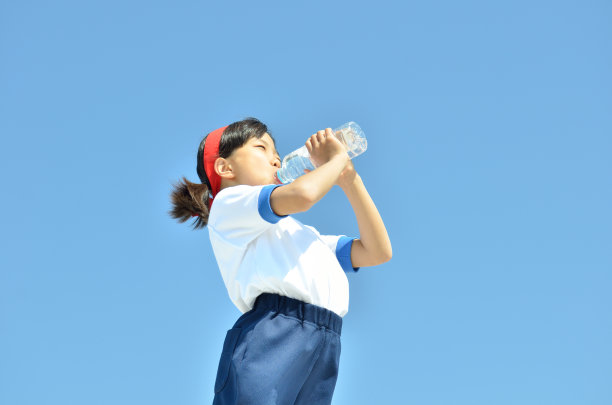 女孩的饮用水图片下载