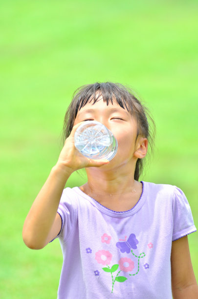 女孩的饮用水图片下载