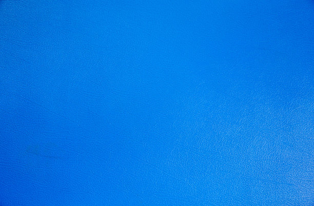 蓝色的天空和心形的云。情人节节日背景图片下载