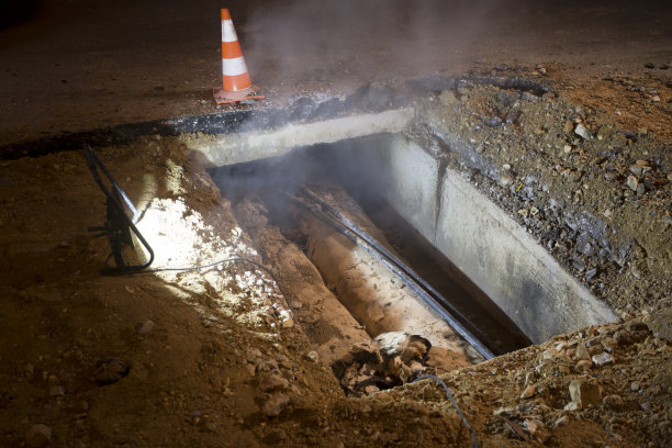 城市集中供热管道破裂图片下载
