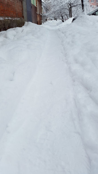 乌克兰冬天白雪覆盖的道路图片下载