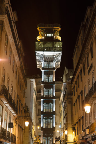 晚上流行的圣诞老人Justa升降机。图片下载