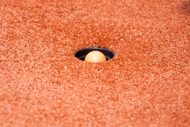 学打高尔夫球-打高尔夫球。打迷你高尔夫。在城里打高尔夫球。在人行道上打高尔夫球。图片下载