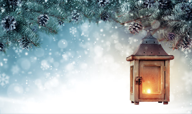 圣诞背景与云杉树枝和木制灯笼。图片下载