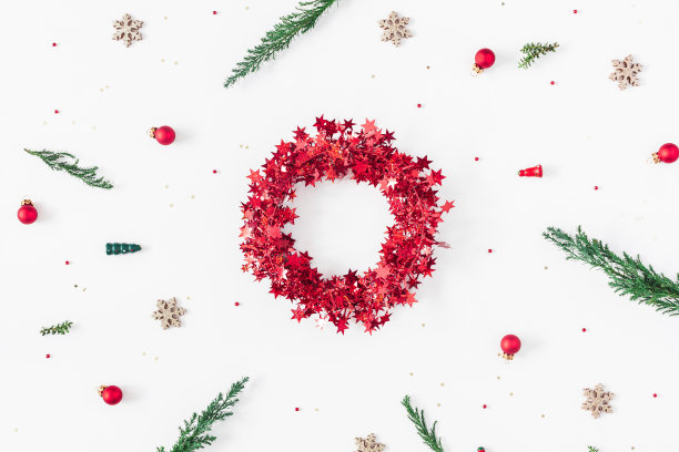 圣诞花环，金色和红色的装饰品。平躺，俯视图图片下载