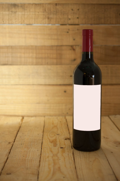 红酒瓶，空酒杯，白色标签，品牌传播图片下载
