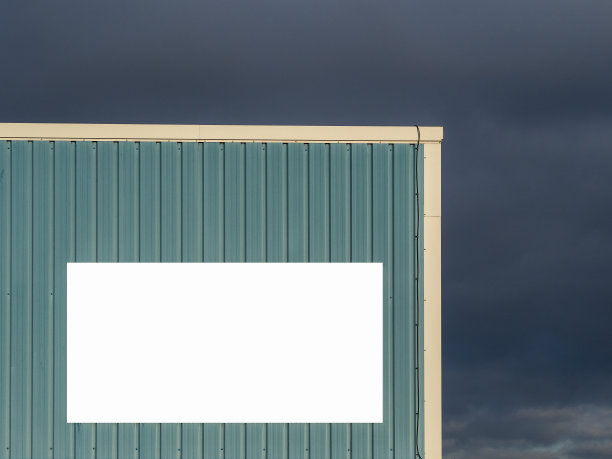 在暴风雨的背景下，有空白信息标志的仓库图片下载