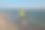 快乐的旅行者正沿着冲浪线行走图片下载