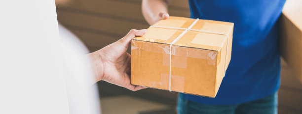 送货员将包裹递给一位女顾客图片下载