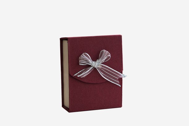 白色背景上的砖红色礼物盒图片下载