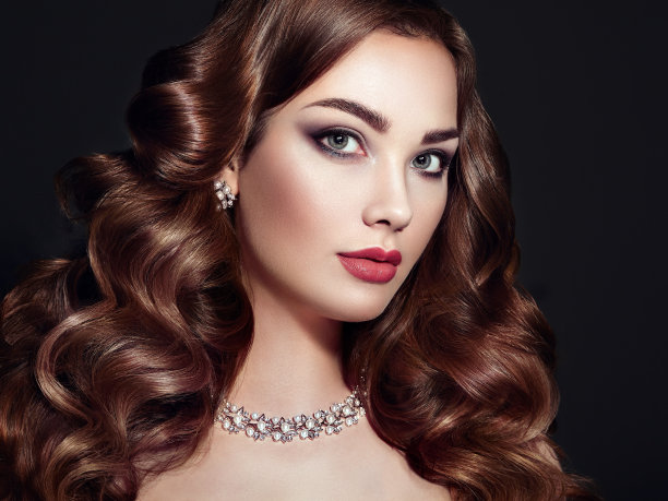 黑发女人，长而有光泽的卷发图片下载