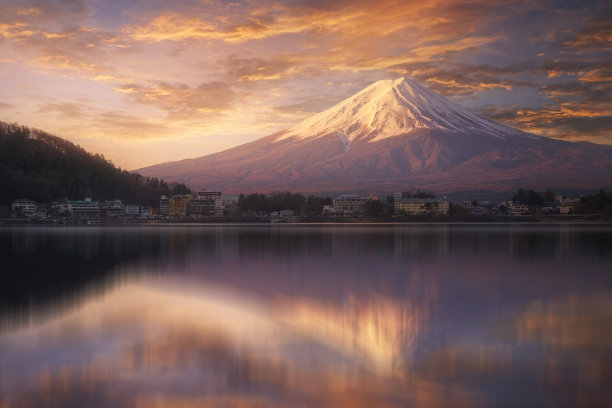 富士山在水中倒影与日出景观，富士山在kawaguchiko湖，日本图片下载