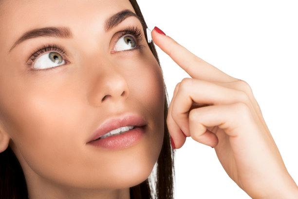 女性佩戴隐形眼镜素材图片