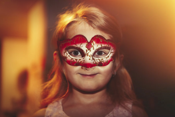 戴着面具的小女孩图片下载