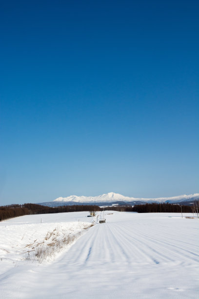 冬天的山和蓝天图片下载