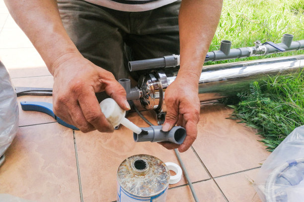 用pvc管道固定室外滤水器的水管工系列图片下载