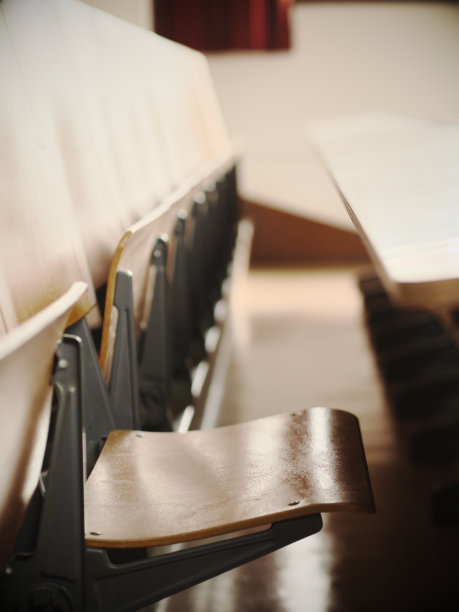 没有人离开的教室椅子图片下载